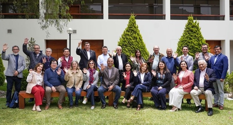 Centrum PUCP y el Instituto de Docencia Universitaria (IDU PUCP) y impulsan el uso de IA en la revisión académica